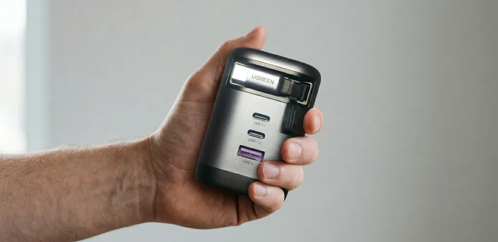 手に持った充電器（ずっしり感）