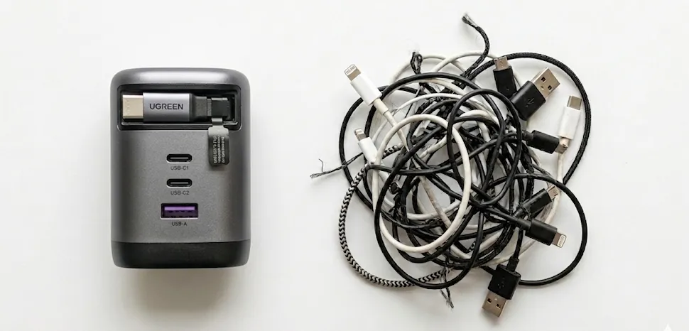 巻き取り式 vs ケーブルぐちゃぐちゃの対比